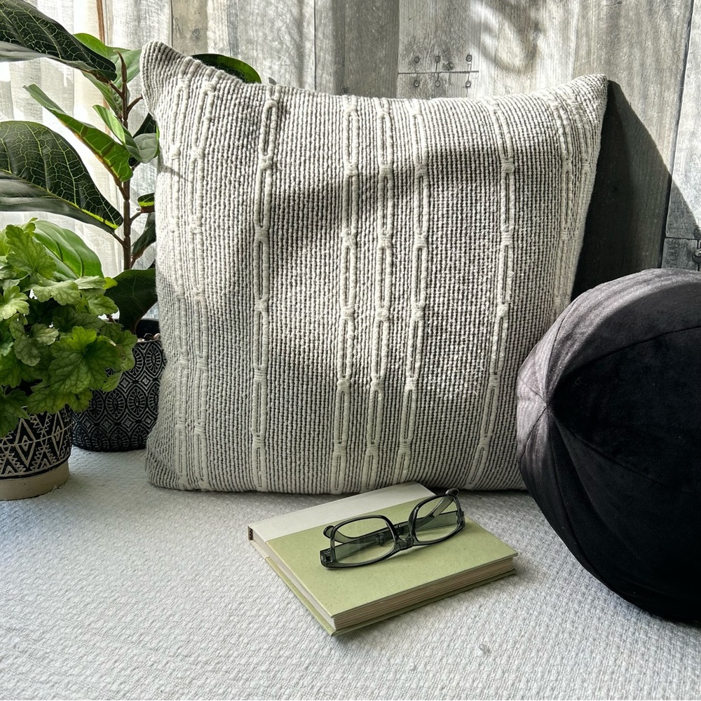 🌴Simple Hearth and Hand Textured 18”x18” Decorative White & Black Throw Pillow